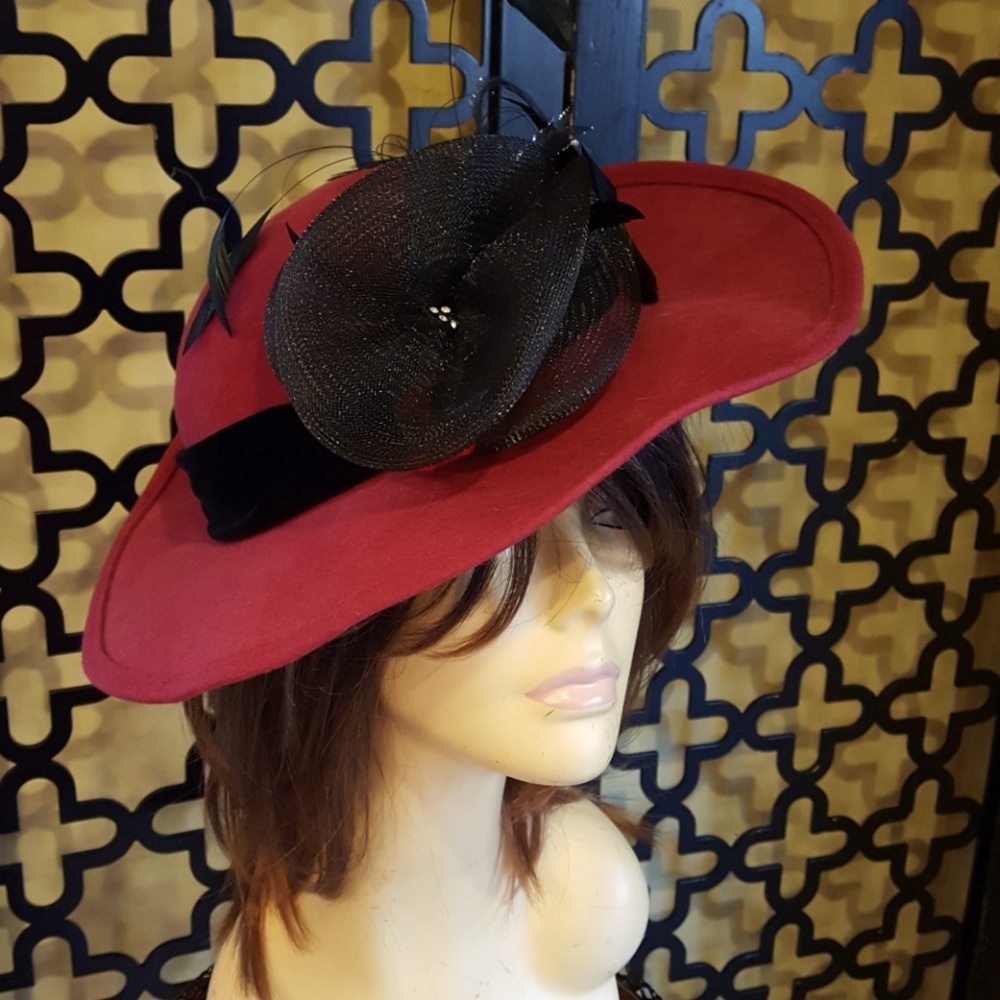 VTG MICHAEL HOWARD RED BLACK DERBY CHURCH‎ TEA  BURGUNDY RED BLK TRIM  HAT